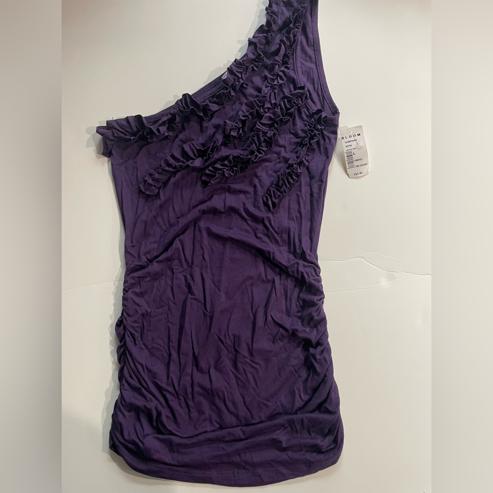 Sleeveless, one shoulder juniors top